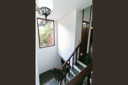 Casa para alugar com 1240m², 3 quartos e 8 vagasEscada