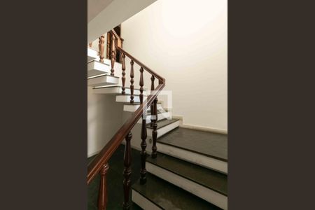 Casa para alugar com 1240m², 3 quartos e 8 vagasEscada