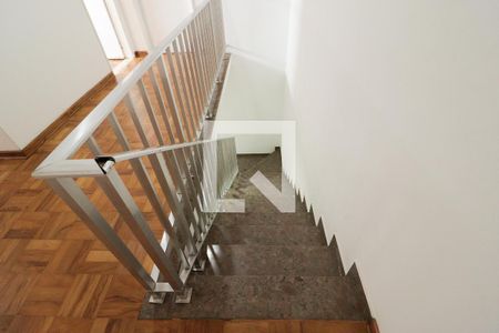 Casa à venda com 300m², 3 quartos e 4 vagasEscada