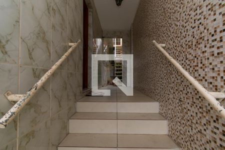 Casa à venda com 195m², 6 quartos e 2 vagas Casa à venda com 195m², 6 quartos e 2 vagasEscada