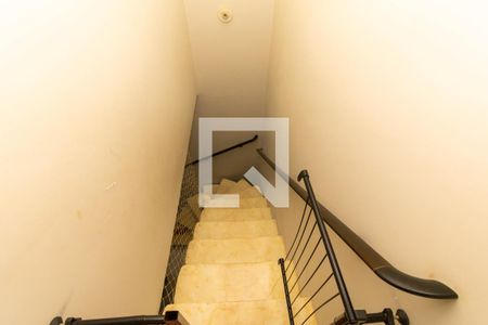 Casa à venda com 195m², 6 quartos e 2 vagas Casa à venda com 195m², 6 quartos e 2 vagasEscada
