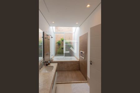 Casa de condomínio à venda com 480m², 4 quartos e 2 vagasBanheiro da Suíte 1