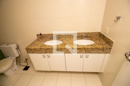 Apartamento à venda com 297m², 5 quartos e 3 vagasBanheiro quarto 3