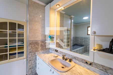 Casa de condomínio para alugar com 390m², 3 quartos e 6 vagasBanheiro da suíte