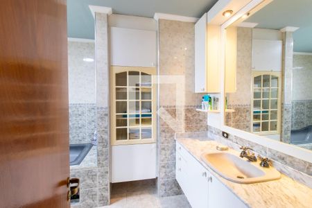 Casa de condomínio para alugar com 390m², 3 quartos e 6 vagasBanheiro da suíte