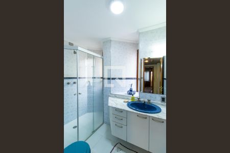 Casa de condomínio para alugar com 390m², 3 quartos e 6 vagasBanheiro