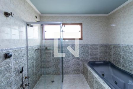 Casa de condomínio para alugar com 390m², 3 quartos e 6 vagasBanheiro da suíte