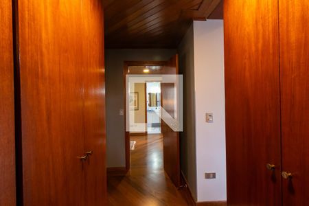 Casa de condomínio para alugar com 390m², 3 quartos e 6 vagasQuarto 3 - SuíteCloset da suíte