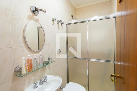 Casa de condomínio para alugar com 390m², 3 quartos e 6 vagasBanheiro de serviço