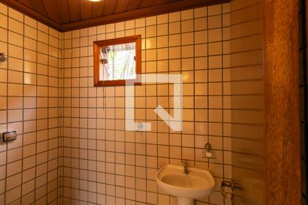 Casa de condomínio para alugar com 390m², 3 quartos e 6 vagasBanheiro da piscina