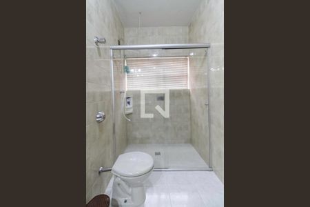 Casa à venda com 300m², 4 quartos e 3 vagas Casa à venda com 300m², 4 quartos e 3 vagasBanheiro social