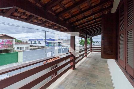 Casa à venda com 300m², 4 quartos e 3 vagas Casa à venda com 300m², 4 quartos e 3 vagasVaranda