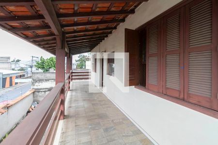 Casa à venda com 300m², 4 quartos e 3 vagas Casa à venda com 300m², 4 quartos e 3 vagasVaranda