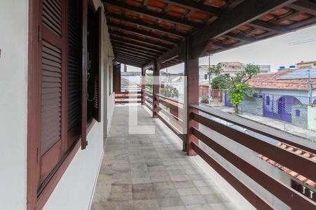 Casa à venda com 300m², 4 quartos e 3 vagas Casa à venda com 300m², 4 quartos e 3 vagasVaranda