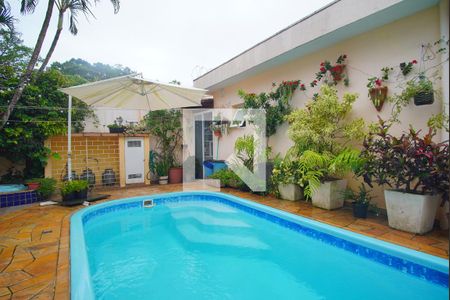Casa à venda com 250m², 3 quartos e 3 vagasFachada Fundos