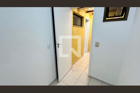 Apartamento à venda com 250m², 5 quartos e 2 vagas Apartamento à venda com 250m², 5 quartos e 2 vagasQuarto de Serviço