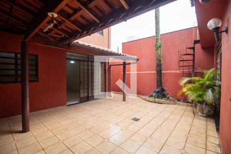 Casa à venda com 147m², 3 quartos e 2 vagas Casa à venda com 147m², 3 quartos e 2 vagasQuintal / Churrasqueira