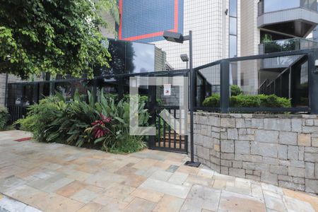 Apartamento à venda com 176m², 4 quartos e 2 vagasFachada e portaria