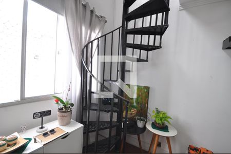 Apartamento à venda com 140m², 2 quartos e 1 vagaEscada de acesso à cobertura