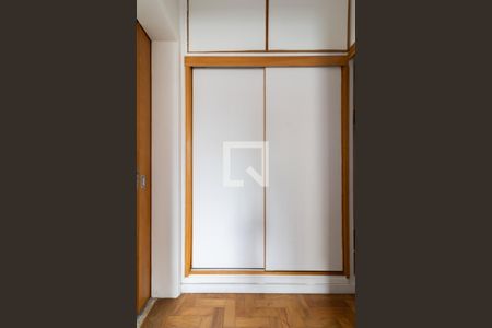 Apartamento à venda com 97m², 2 quartos e 1 vaga Apartamento à venda com 97m², 2 quartos e 1 vagaCloset da suíte