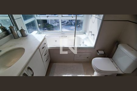 Apartamento à venda com 173m², 3 quartos e 3 vagasBanheiro da Suíte 1