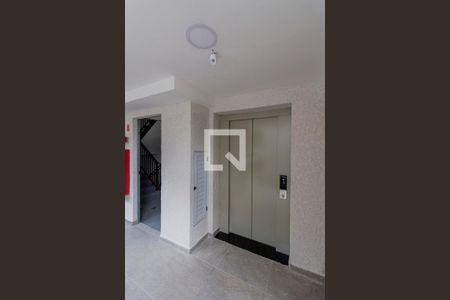Área Comum - Elevador  de apartamento para alugar com 1 quarto, 25m² em Vila Santana, São Paulo