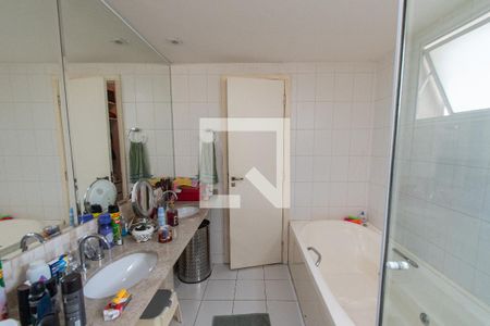Apartamento à venda com 240m², 5 quartos e 3 vagasBanheiro da suíte 1