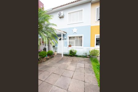 Casa de condomínio para alugar com 80m², 2 quartos e 1 vagaFachada e jardim do sobrado