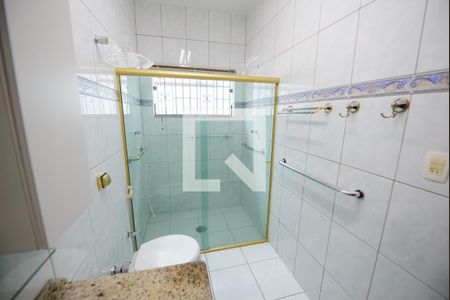 Casa de condomínio à venda com 365m², 3 quartos e 4 vagas Casa de condomínio à venda com 365m², 3 quartos e 4 vagasBanheiro da Suíte