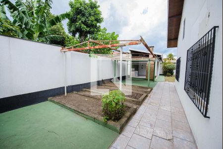 Casa de condomínio à venda com 365m², 3 quartos e 4 vagas Casa de condomínio à venda com 365m², 3 quartos e 4 vagasQuintal - Horta