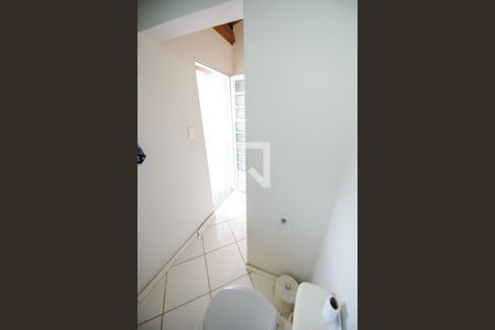 Casa de condomínio à venda com 365m², 3 quartos e 4 vagas Casa de condomínio à venda com 365m², 3 quartos e 4 vagasBanheiro de serviço