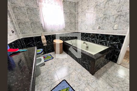 Casa de condomínio à venda com 340m², 5 quartos e 5 vagasBanheiro Suíte 01