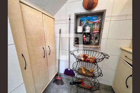 Casa de condomínio à venda com 340m², 5 quartos e 5 vagasDispensa - Cozinha