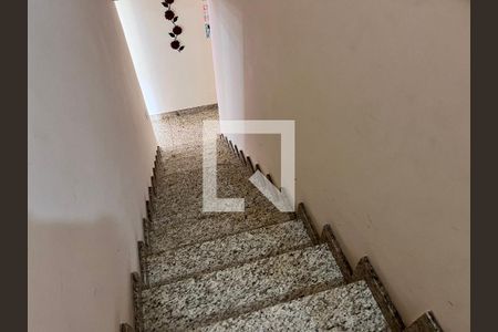 Casa de condomínio à venda com 340m², 5 quartos e 5 vagasEscada terceiro andar