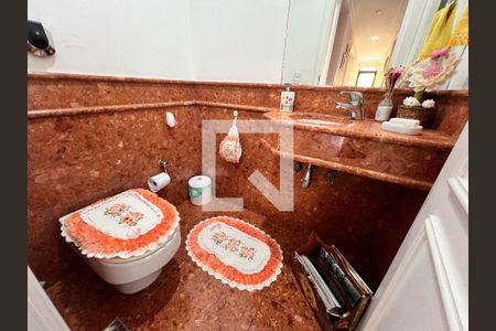 Casa de condomínio à venda com 340m², 5 quartos e 5 vagasLavabo