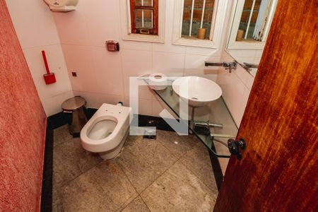 Casa para alugar com 4 quartos, 323m² em Heliópolis, Belo Horizonte