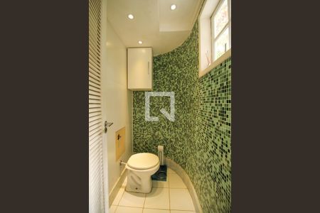 Casa à venda com 648m², 4 quartos e 4 vagas Casa à venda com 648m², 4 quartos e 4 vagasLavabo