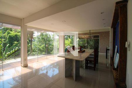 Casa à venda com 648m², 4 quartos e 4 vagas Casa à venda com 648m², 4 quartos e 4 vagasSala