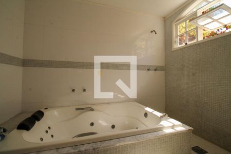 Casa à venda com 648m², 4 quartos e 4 vagas Casa à venda com 648m², 4 quartos e 4 vagasBanheiro da Suíte 1