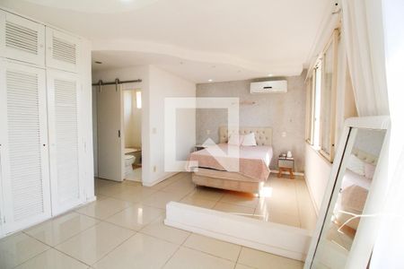 Casa à venda com 648m², 4 quartos e 4 vagas Casa à venda com 648m², 4 quartos e 4 vagasSuíte 2