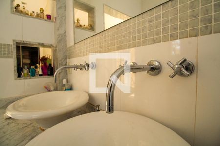 Casa à venda com 648m², 4 quartos e 4 vagas Casa à venda com 648m², 4 quartos e 4 vagasBanheiro da Suíte 1