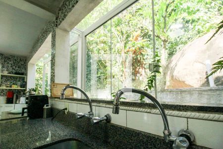 Casa à venda com 648m², 4 quartos e 4 vagas Casa à venda com 648m², 4 quartos e 4 vagasCozinha