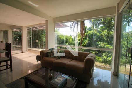 Casa à venda com 648m², 4 quartos e 4 vagas Casa à venda com 648m², 4 quartos e 4 vagasSala