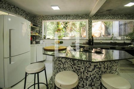 Casa à venda com 648m², 4 quartos e 4 vagas Casa à venda com 648m², 4 quartos e 4 vagasCozinha