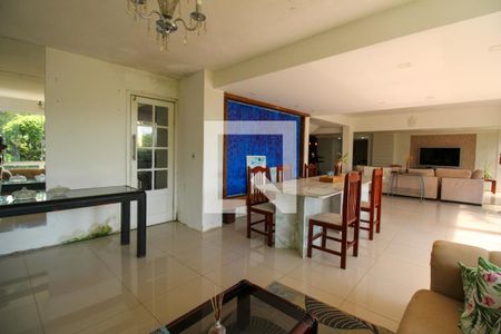 Casa à venda com 648m², 4 quartos e 4 vagas Casa à venda com 648m², 4 quartos e 4 vagasSala