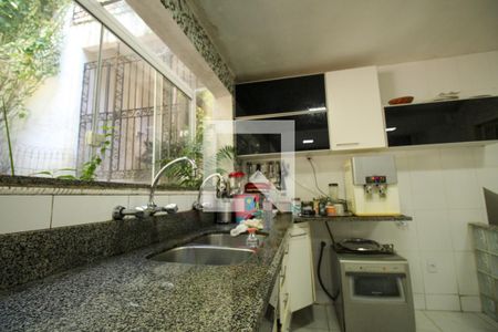 Casa à venda com 648m², 4 quartos e 4 vagas Casa à venda com 648m², 4 quartos e 4 vagasCozinha