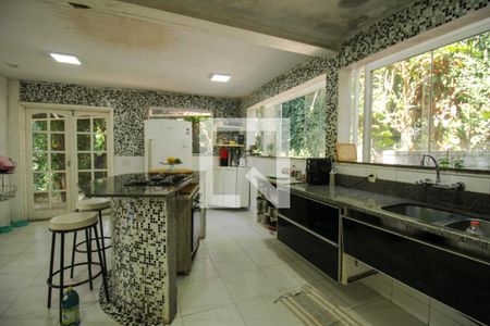 Casa à venda com 648m², 4 quartos e 4 vagas Casa à venda com 648m², 4 quartos e 4 vagasCozinha