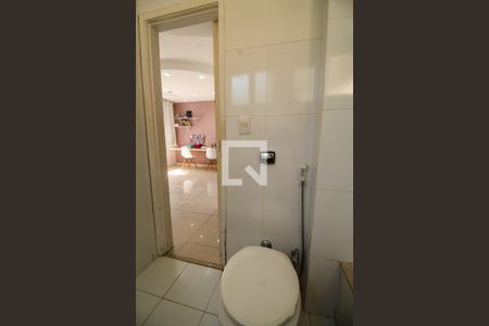 Casa à venda com 648m², 4 quartos e 4 vagas Casa à venda com 648m², 4 quartos e 4 vagasBanheiro da Suíte 2