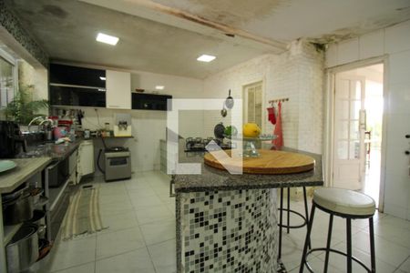 Casa à venda com 648m², 4 quartos e 4 vagas Casa à venda com 648m², 4 quartos e 4 vagasCozinha