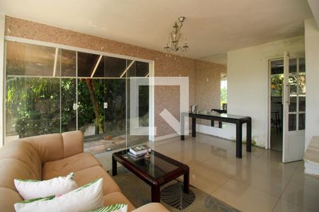 Casa à venda com 648m², 4 quartos e 4 vagas Casa à venda com 648m², 4 quartos e 4 vagasSala